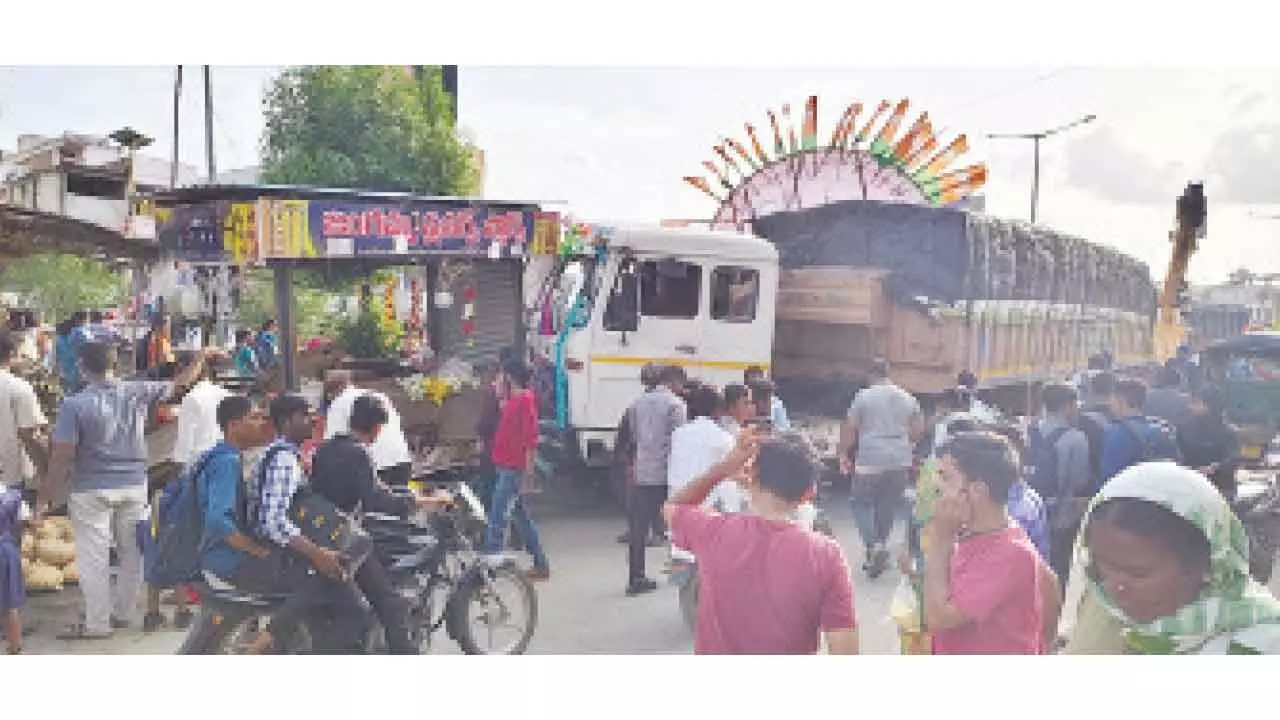 Speeding lorry causes havoc in Choutuppal Speeding lorry causes havoc in Choutuppal