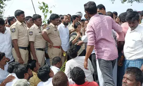 Farmers Protest in Aiza Mandal Over Seed Cotton Procurement; Traffic Blocked for 3 km