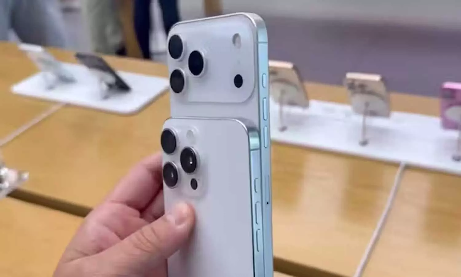 iPhone 17 Pro May Launch with Scratch-Resistant, Anti-Reflective Display This September iPhone 17 Pro May Launch with Scratch-Resistant, Anti-Reflective Display This September