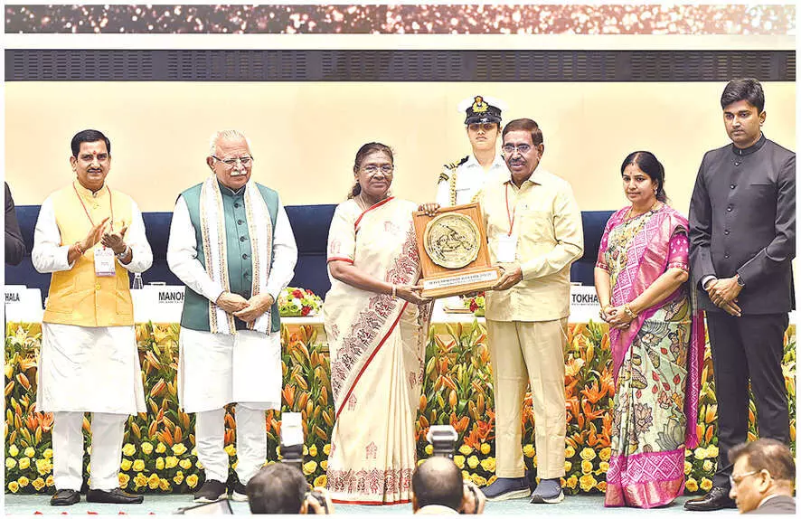 Narayana receives Swachh Survekshan awards from Prez Narayana receives Swachh Survekshan awards from Prez