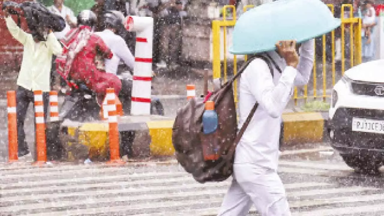 Heavy rainfall disrupts life in Raj; schoolchildren trapped Heavy rainfall disrupts life in Raj; schoolchildren trapped