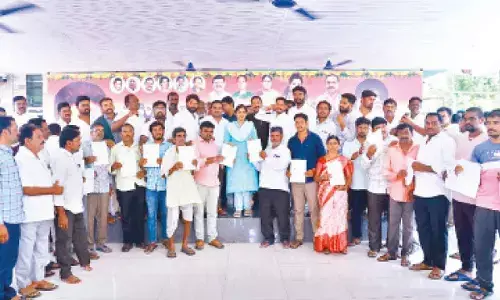 Yasaswini distributes CMRF cheques
