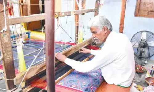 Applications Invited for Netannala Bharosa Scheme to Support Handloom Weavers in the District