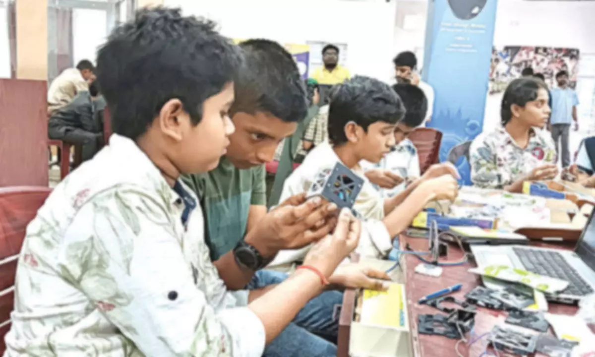 RSC holds satellite making workshop