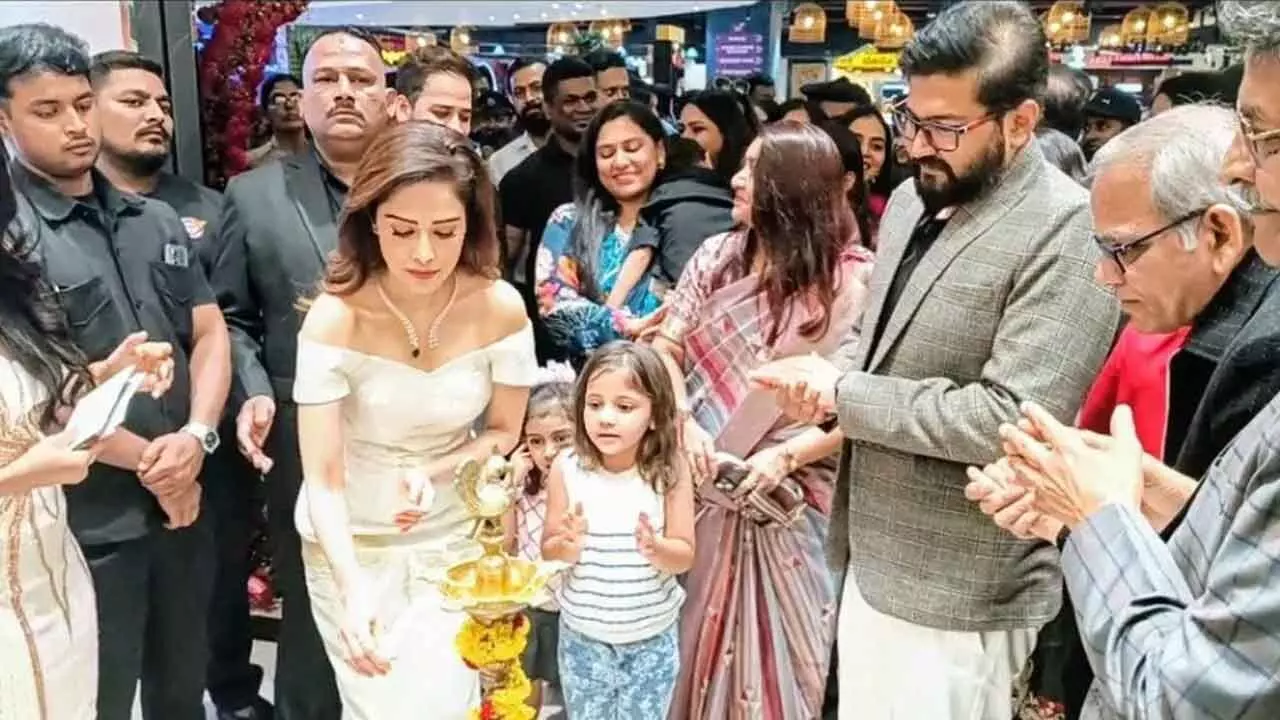 Nushrratt Bharuccha inaugurates store Nushrratt Bharuccha inaugurates store