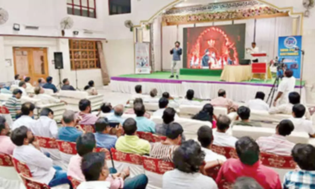 Photographer feted for holding most workshops in India Photographer feted for holding most workshops in India