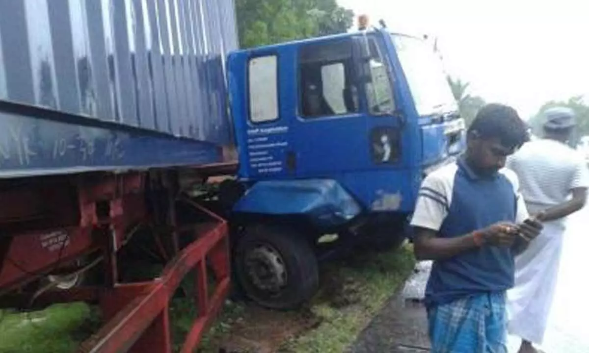 Bus collision in Sri Lanka injures 21 people Bus collision in Sri Lanka injures 21 people