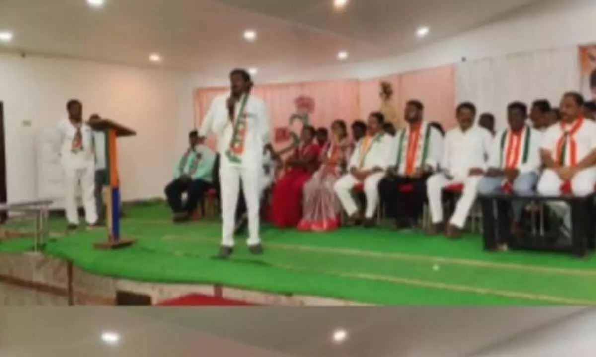 Unite Behind Sarithammas Leadership: Mahanandi Reddy Calls for Congress Cadre Unity Ahead of Local Elections Unite Behind Sarithammas Leadership: Mahanandi Reddy Calls for Congress Cadre Unity Ahead of Local Elections