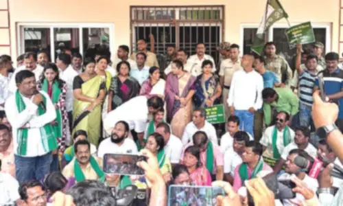 BJD leaders stage protest at Balanga police station