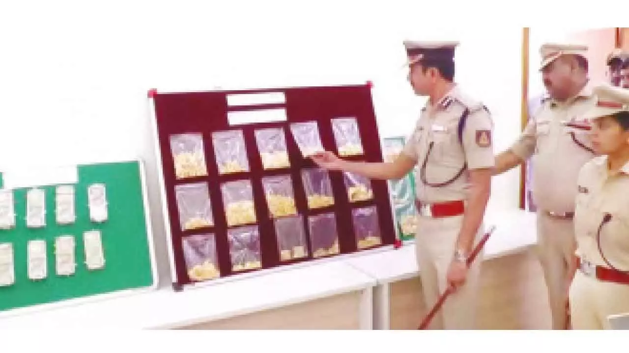 Kalaburagi police crack Rs 2.1 cr jewellery heist, nab 3 inter-state robbers Kalaburagi police crack Rs 2.1 cr jewellery heist, nab 3 inter-state robbers