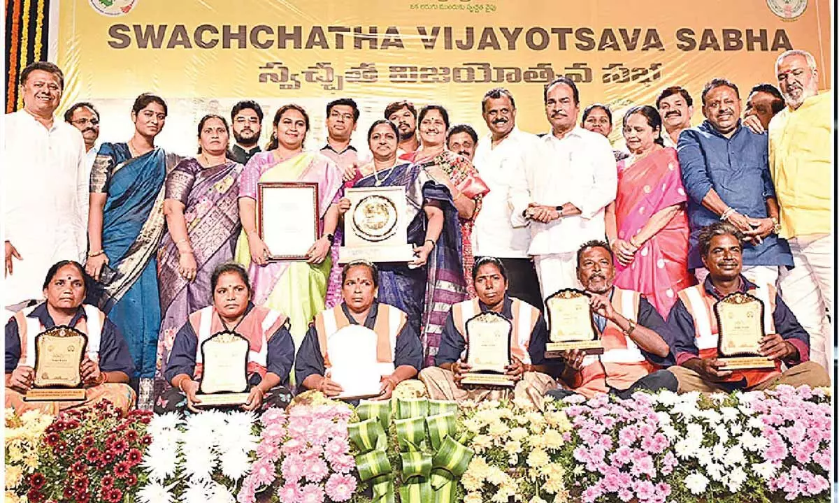 Minister pats MCT officials, staff