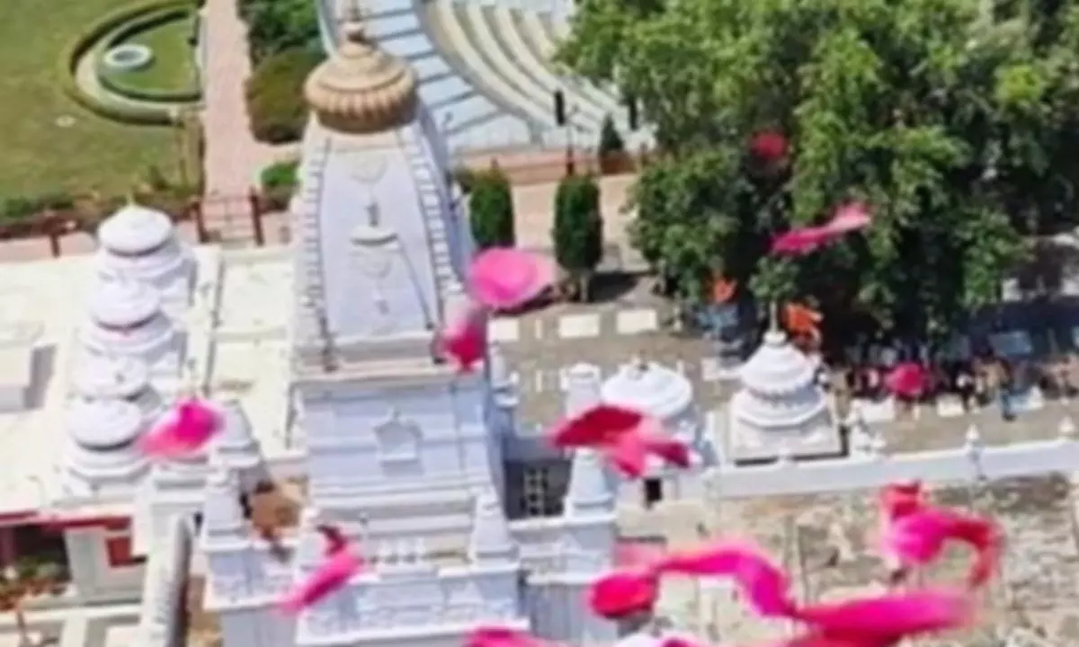 Sawan Shivratri: Choppers shower flower at prominent Shiva temples and devotees in Uttar Pradesh Sawan Shivratri: Choppers shower flower at prominent Shiva temples and devotees in Uttar Pradesh