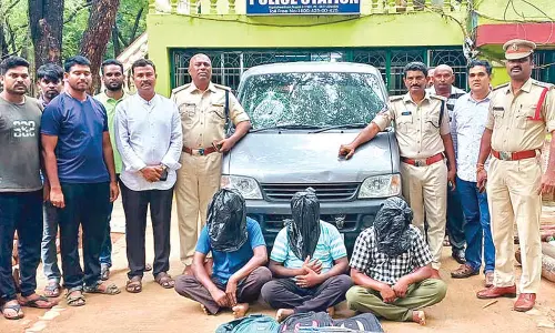 3 held for trying to enter forest