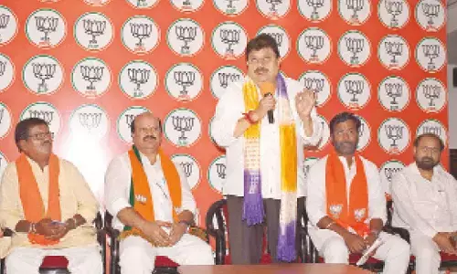 BJP welcomes new members from Makthal ahead of local body polls