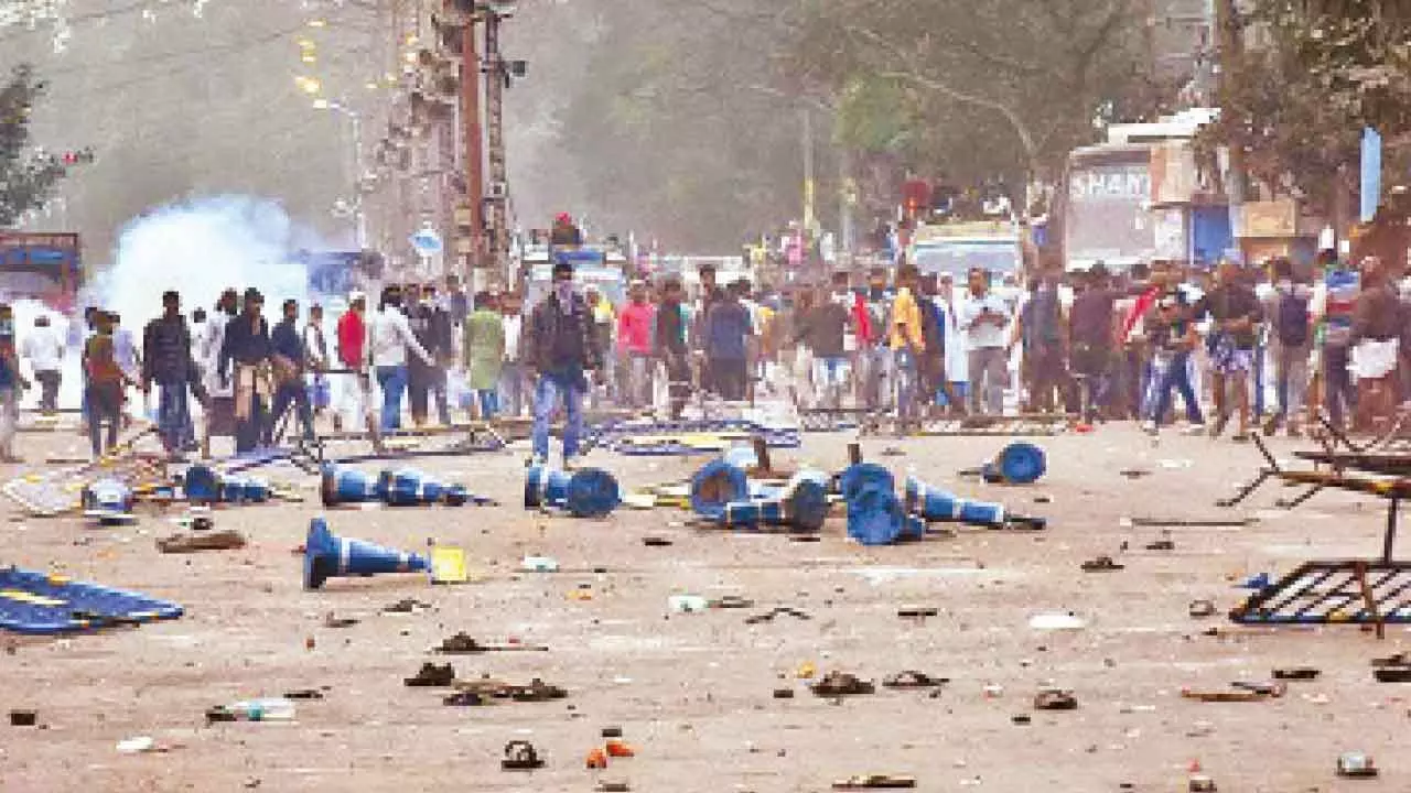 4 including 2 cops, injured in clash over drain construction 4 including 2 cops, injured in clash over drain construction