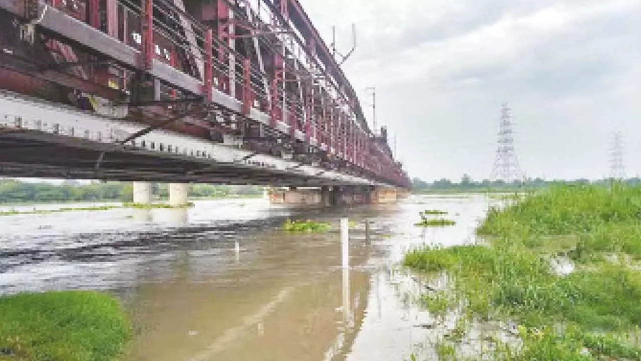Yamuna water level drops below warning mark Yamuna water level drops below warning mark