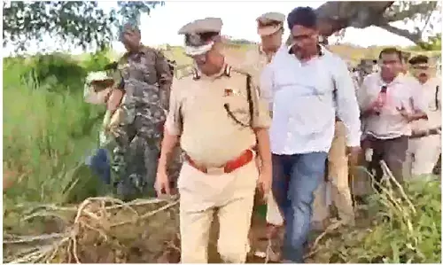 Cong observes 1 min silent torched for Balasore student