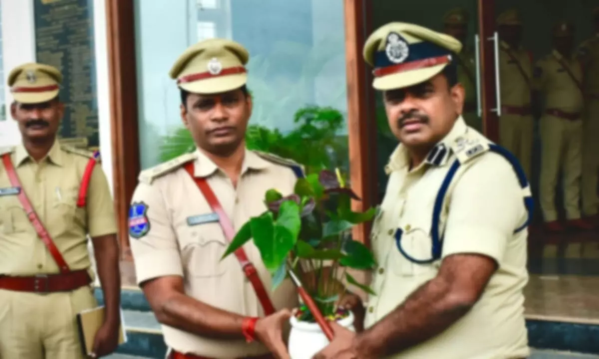 DIG L.S. Chauhan IPS Conducts Comprehensive Annual Inspection in Jogulamba Gadwal District DIG L.S. Chauhan IPS Conducts Comprehensive Annual Inspection in Jogulamba Gadwal District
