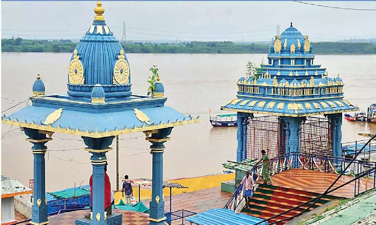 Godavari flood: Seethamma Narachirala inundated Godavari flood: Seethamma Narachirala inundated