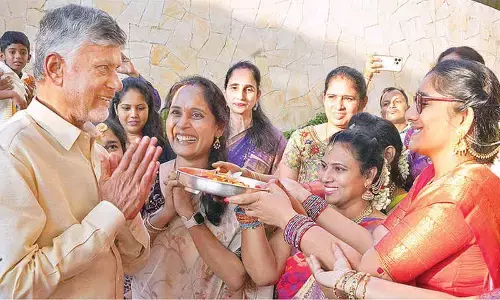 Grand welcome for Naidu in Singapore