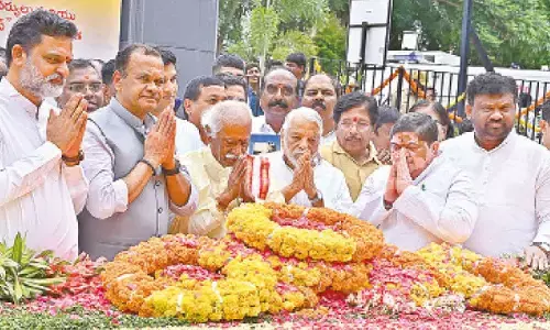 Minister Komatireddy bats for Bharat Ratna to Jaipal Reddy