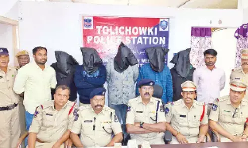Gullible fall prey to attention diversion gang in Tolichowki
