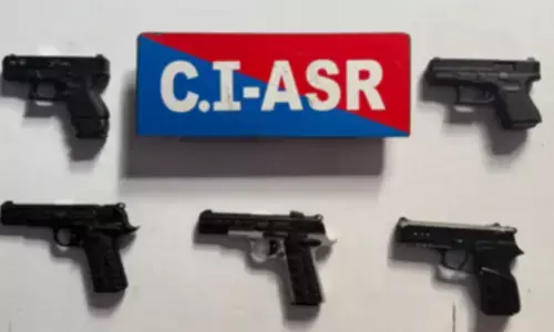 Pak-smugglers operative held with five pistols in Amritsar