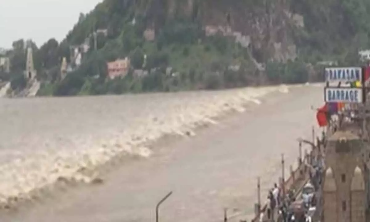 Flood flow increased to Vijayawada Prakasam barrage