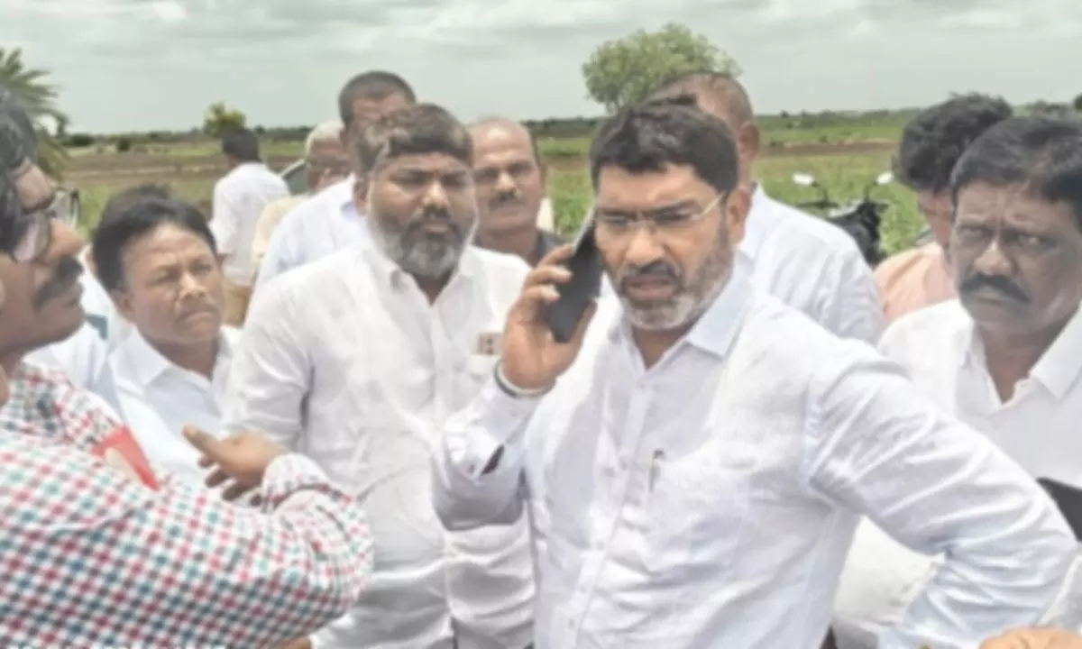 Dr. Sampath Kumar Ensures Water Supply to RDS Canal Farmers and Reviews Indiramma Housing Progress in Alampur