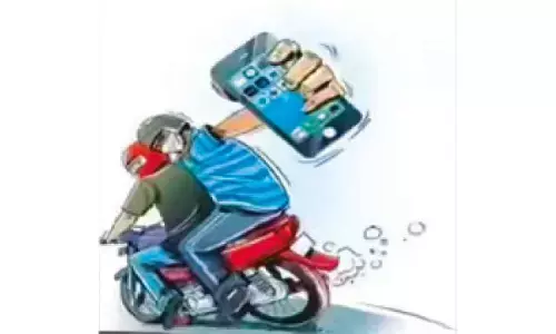 New Delhi: Two mobile snatchers held