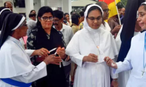 Nuns arrest in Chhattisgarh: Bishops, priests, nuns march towards Kerala Guv’s residence Nuns arrest in Chhattisgarh: Bishops, priests, nuns march towards Kerala Guv’s residence
