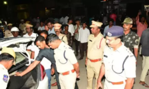 District SP Supervises Late-Night Vehicle Checks at Gadwal’s YSR Chowk as Part of Visible Policing Drive