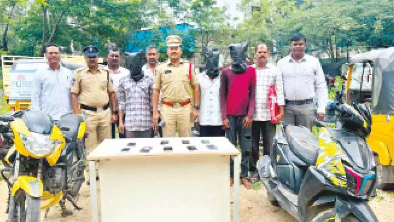 Police bust mobile theft gang; nine stolen phones recovered