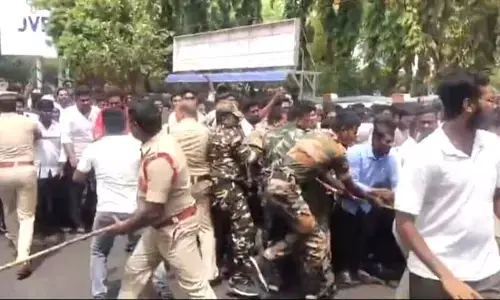 Police resorted lathi charge on YSRCP activists gathered at the residence of former Kovur MLA Nallapureddy Prasannakumar Reddy on Thursday.