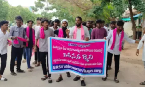 BRSV Stages Protest in Gadwal Demanding Immediate Release of Fee Reimbursement and Scholarships.