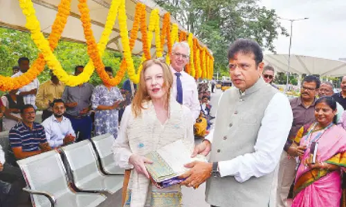 Minister inaugurates waiting area at US Consulate