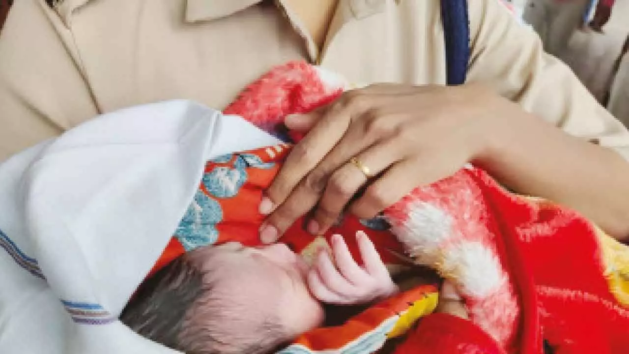 Woman gives birth to baby boy at railway platform Woman gives birth to baby boy at railway platform
