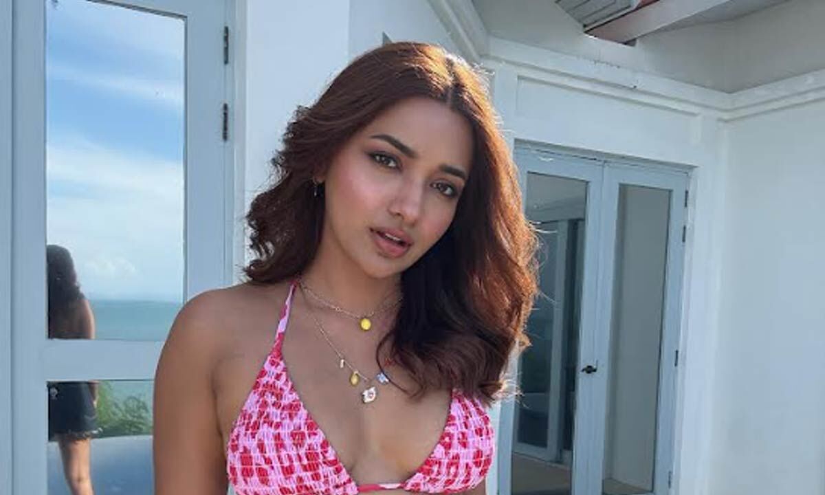 Jiyaa Shankar Returns: Bold Photoshoot Sparks Comeback Buzz