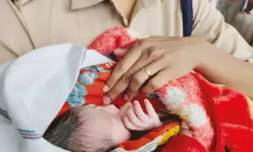 Woman gives birth to baby boy at railway platform