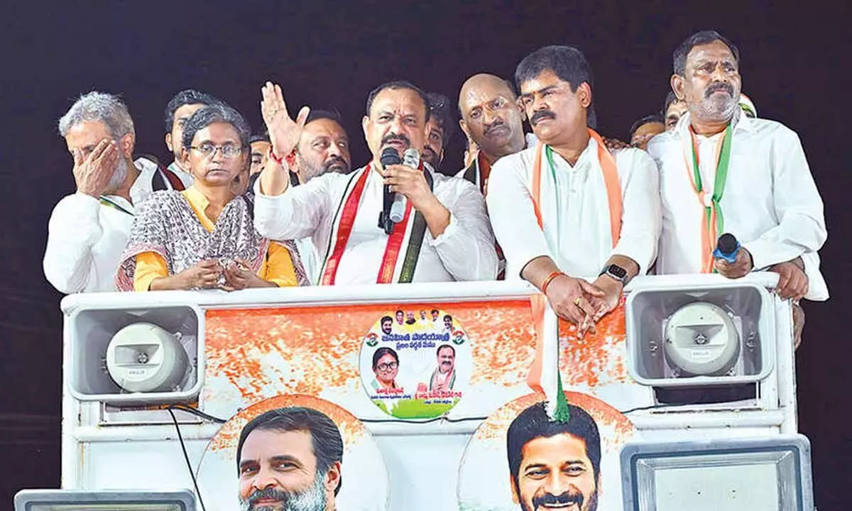 Cong leaders conduct Shramadanam Cong leaders conduct Shramadanam