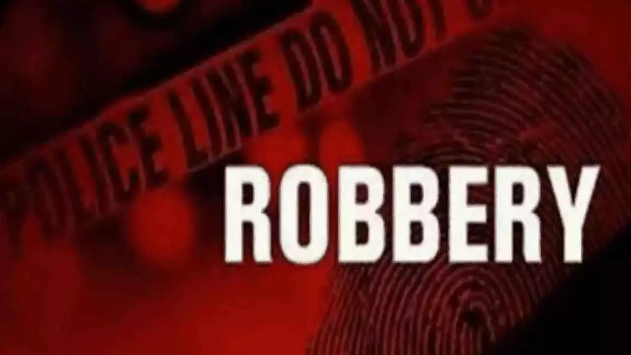 Armed robbers loot jewellery shop at gunpoint in Delhis Chand Bagh Armed robbers loot jewellery shop at gunpoint in Delhis Chand Bagh