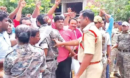 Tension in Ailapur as BRS, Cong leaders clash