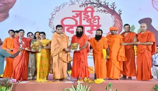 Acharya Balkrishna Jis birthday was celebrated as Herb Day in Patanjali Yogpeeth