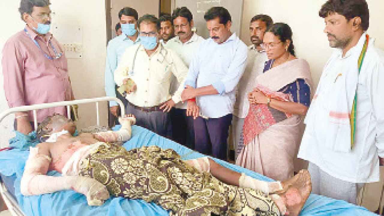 Leaders visit gas leak victims to offer support