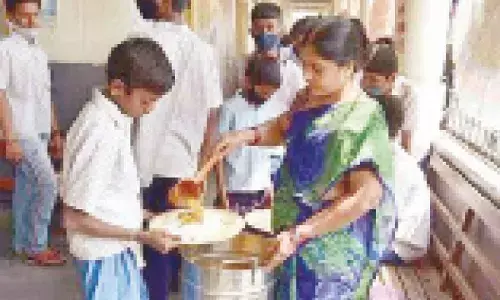 Union Minister urges CM to raise wages of mid-day meal cooks