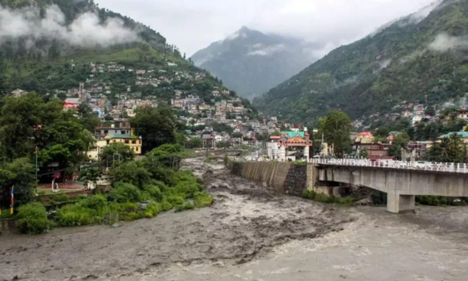 Heavy downpour in Himachal; Schools closed, National Highways affected Heavy downpour in Himachal; Schools closed, National Highways affected