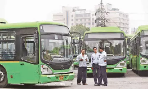 CM Rekha announces youth special bus for Delhi University