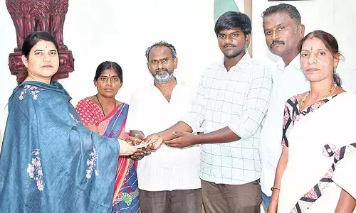 Govt teachers extend Rs 50k financial aid to meritorious student