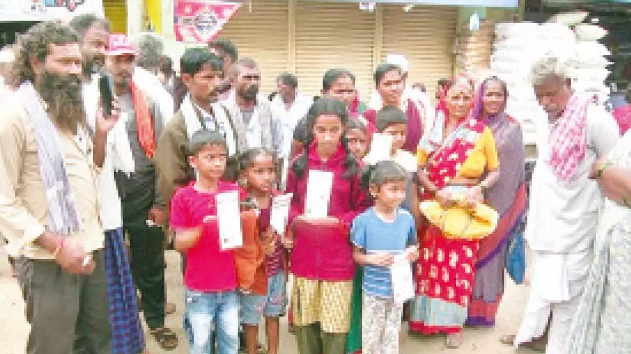 Farmers’ children queue up for urea, skip school amid fertiliser chaos Farmers’ children queue up for urea, skip school amid fertiliser chaos