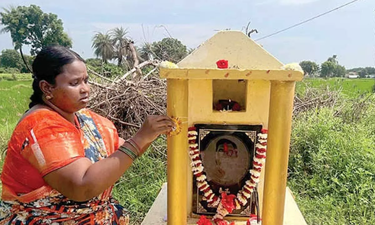 Daughter ties rakhi to father’s grave Daughter ties rakhi to father’s grave